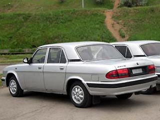 Базой для удлиненной представительской "Волги" стала та же ГАЗ-31105, с базой, увеличенной на 30 см. Проем передней двери увеличен на 10 см, задней - на 20 см
