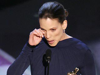 Обладательнице двух "Оскаров", звезде недавно вышедшего фильма Клинта Иствуда "Малышка на миллион долларов" Хилари Суонк на таможне был выписан штраф за то, что она попыталась ввезти в Новую Зеландию фрукты без декларации