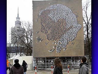 Портрет Папы Римского Иоанна Павла II, который сейчас демонстрируется в Варшаве, польский художник Петр Укланский склеил из множества фотографий бразильских соддат
