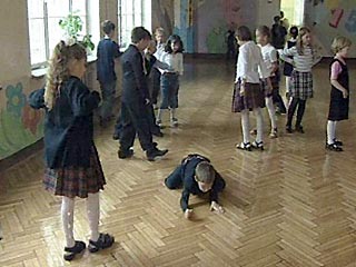 В России в пятницу официально стартует кампания по приему детей в первые классы. Однако попасть в хорошую школу с каждым годом становится все дороже