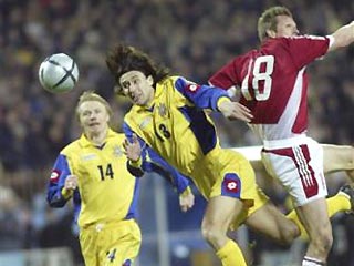 Сборная Украины по футболу упрочила лидерство во второй европейской группе отборочного турнира чемпионату мира