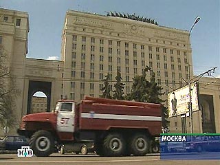 В центре Москвы произошел пожар в здании главного командования Сухопутных войск Минобороны РФ, сообщили в Главном управлении МЧС России