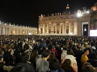 Несколько тысяч верующих провели ночь с пятницы на субботу на ватиканской площади святого Петра, умоляя Папу Римского Иоанна Павла II не покидать их и этот мир