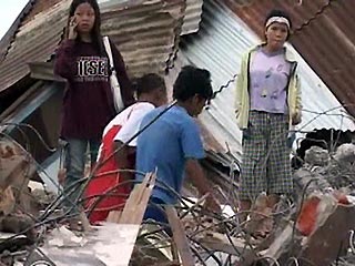 10 спасателей и рекогносцировочная группа госпиталя МЧС России, прибывшие накануне утром в Индонезию, сегодня в 10:40 мск на вертолетах вылетели на остров Ниас для изучения обстановки в зоне землетрясения