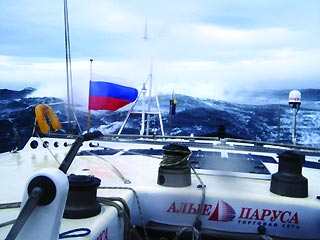 Яхта Федора Конюхова попала в центр гигантского шторма