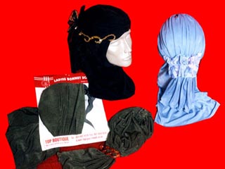 В магазине можно будет приобрести головные уборы и платья, исламские сувениры, компакт-диски с изучением арабского языка и другие вещи