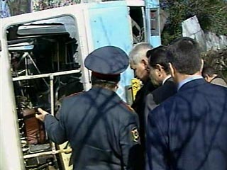 Водитель автобуса, в котором находились 19 пассажиров, во время поворота с главной дороги к аулу Кызыл-Октябрь не справился с управлением, в результате чего машина оказалась в кювете