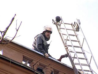 В Москве на Яузском бульваре во вторник днем произошел пожар в трехэтажном здании. Как сообщили в столичной противопожарной службе, пожар произошел на последнем этаже здания
