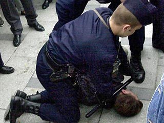 Фанаты "Эйндховена" напали на полицейских в центре Лиона