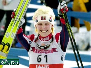 Золотую медаль на чемпионате мира по лыжным гонкам на дистанции десять километров завоевала норвежская спортсменка Бенте Скари
