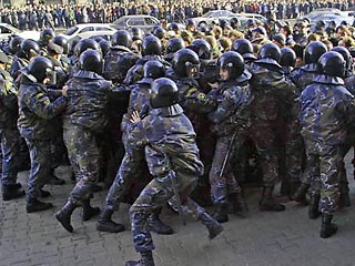 "Мы должны подать сигнал Западу, России и нашей собственной власти, что Белоруссия готова к радикальным переменам", &#8211; заявили оппозиционеры. Однако на митинг пришли лишь 1000 человек, и милиция их быстро разогнала. Десятки участников были задержаны