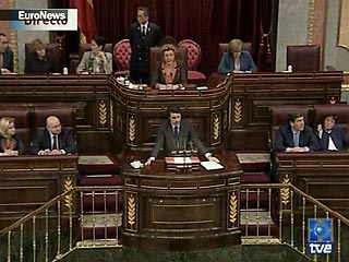 Многие испанские сенаторы остались сидеть на своих местах, когда председатель верхней палаты парламента Мануэль Марин предложил почтить память скончавшегося Папы Римского Иоанна Павла II