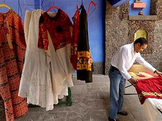В ходе двухлетнего проекта по реконструкции Дома-музея легендарной мексиканской художницы Фриды Кало в платяном шкафу было обнаружено огромное количество ее одежды и других ценных вещей
