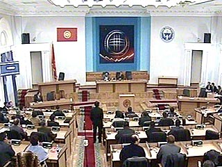Парламент Киргизии перенес выборы главы государства на неопределенный срок