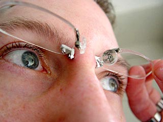 Американский художник изобрел очки, которые нельзя потерять - прибил их к переносице
