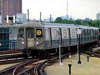 Пожар в трансформаторной будке парализовал движение на двух линиях нью-йоркского метро