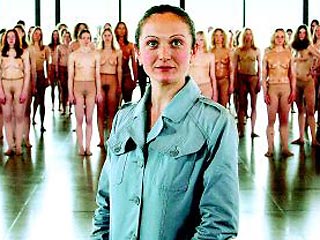 В Берлине на всеобщее обозрение выставлена сотня обнаженных женских тел. Автор перформанса хочет выяснить, какую реакцию это вызовет у зрителей