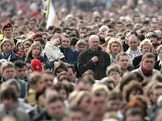 В Польше сотни тысяч верующих собрались на площадях у телеэкранов, транслирующих похороны Папы