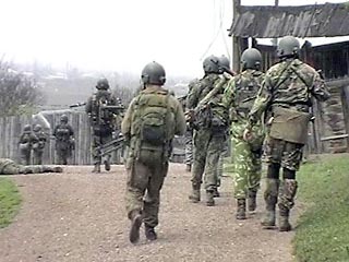 Подразделения МВД Чеченской республики провели в центре Грозного операцию по блокированию и задержанию активных участников незаконных вооруженных формирований, причастных к убийству двух чеченских милиционеров в минувшую пятницу
