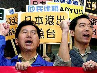 Антияпонские выступления в субботу захлестнули Пекин. Первый митинг состоялся утром на северо-западе города, возле компьютерного рынка, где продаются электронные товары ведущих японских производителей. По оценкам, на этом митинге присутствовало свыше тыся