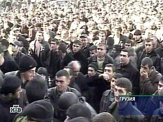 Несколько тысяч человек собрались перед зданием парламента Грузии, где 9 апреля 1989 года при разгоне митинга погиб 21 человек, более 200 пострадали