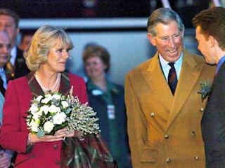 Наследник британского престола принц Чарльз и его новоиспеченная супруга Камилла отбыли в субботу из Виндзора на медовый месяц в Шотландию