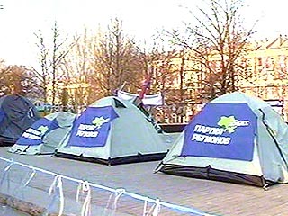 Восемь палаток установили в Мариинском парке в Киеве в субботу поздно вечером жители Донецка и области, которые протестуют против ареста главы Донецкого облсовета Бориса Колесникова