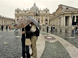 Несмотря на сильный дождь тысячи людей пришли в воскресенье на площадь Святого Петра в Ватикане, чтобы почтить память покойного Папы Римского Иоанна Павла II