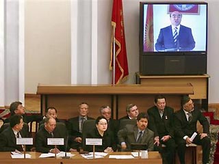 Парламент Киргизии принял большинством голосов в понедельник отставку Аскара Акаева с поста президента страны. Депутаты также назначили дату выборов главы государства на 10 июля