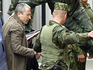 Ожидающий вынесения приговора Михаил Ходорковский отвечает на десятки писем, которые приходят ему в тюрьму