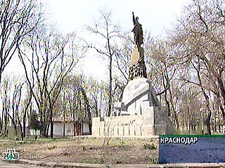 В Краснодаре на голову памятника Владимиру Ленину надели маску убийцы из культового американского фильма "Крик" (Scream)