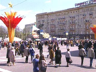 В предстоящие праздничные дни рядовые москвичи, похоже, станут "персонами нон-грата" в российской столице, пишет сегодня Время Новостей
