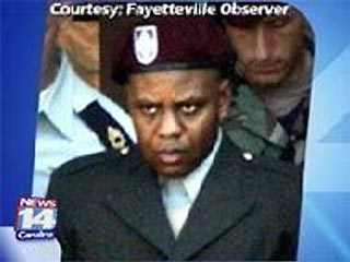 Американский солдат Хасан Акбар, убивший двоих и ранивший 14 военнослужащих США в Кувейте в 2003 году, мог подвергаться издевательствам со стороны своих сослуживцев