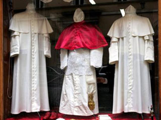 Над папскими облачениями в мастерской Гамарелли трудились десять портных и швей