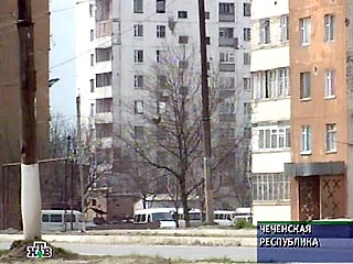 В Ленинском районе Грозного в микрорайоне Ипподромный на улице Богдана Хмельницкого спецслужбы окружили 9-этажный жилой дом
