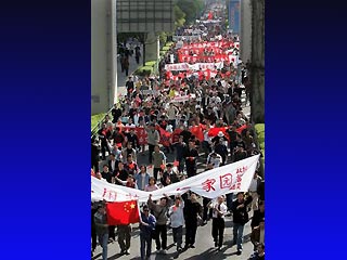 В антияпонских демонстрациях в двух крупных городах на востоке Китая - Шанхае и Ханчжоу - принимают участие более 20 тысяч человек. Большинство участников акций являются студентами местных университетов