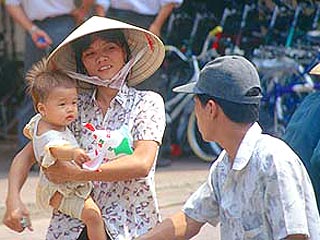 Вьетнамцы приготовили самые большие рисовые пироги "чынг" и "заи", символизирующие землю и небо