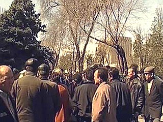 У здания парламента Киргизии прошел митинг с требованием отставки Текебаева с поста спикера