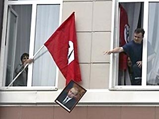 Семь активистов национал-большевистской партии (НБП), осужденных за захват здания Минздрава РФ летом прошлого года, объявили голодовку