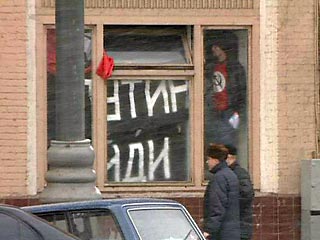Родители активистов Национал-большевистской партии, арестованных 14 декабря 2004 г. за символический "захват" приемной администрации президента РФ, намерены повторить то, что сделали их дети
