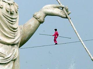 Акробат Айзикаер проведет свою акцию в парке города Наньинг, в восточной китайской провинции Янджу. Он будет ночевать на специально прикрепленной к канату полке, сообщает Ananova