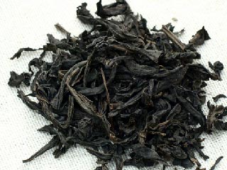 В понедельник на аукционе в восточной провинции Фуцзянь за 20 грамм чая сорта "Дахунпао" его ценитель заплатил 208 тысяч юаней (около $25 тысяч)