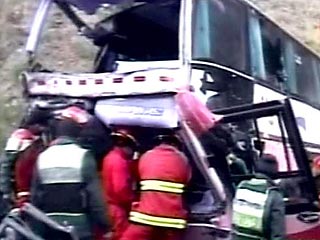 Крупная автокатастрофа произошла во вторник в Перу. В районе города Портачуэло в 500-метровую пропасть упал пасажирский автобус. В результате трагедии 24 человека погибли и 27 получили ранения, сообщает информационное агентство "Фолья"