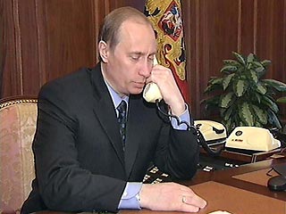 Президент России Владимир Путин и президент Украины Виктор Ющенко обсудили в среду по телефону практические вопросы двустороннего сотрудничества