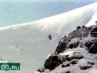 Канадец Бенни Картон, один из ветеранов сноубординга, чудом избежал смерти, попав под снежную лавину, которую он сам же и вызвал