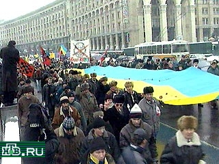 В Киеве продолжается акция "Украина без Кучмы". Сегодня ее участники пикетируют здание Верховной Рады