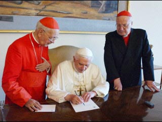 Новый Папа подтвердил полномочия всего руководства Римской курии, работавшего при Иоанне Павле II (на фото слева - кардинал Анджело Содано, справа - кардинал Эдуардо Сомало