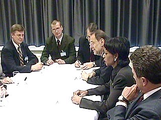 Находящаяся с визитом в Вильнюсе госсекретарь США Кондолиза Райс встретилась с прибывшими из Минска представителями белорусской оппозиции. О чем шла речь, неизвестно, поскольку встреча прошла за закрытыми дверями