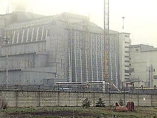 Строительство действующего "Укрытия" было завершено осенью 1986 года. Срок его гарантированной эксплуатации истекает в 2006 году. Под саркофагом находится около 200 тонн ядерного топлива