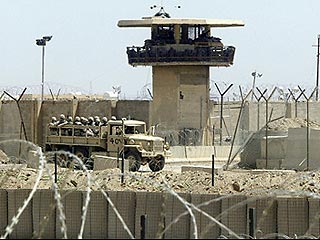 С бывшего командующего войсками США в Ираке генерал-лейтенанта Рикардо Санчеса сняты обвинения в связи с издевательствами над заключенными в иракской тюрьме "Абу-Грейб".